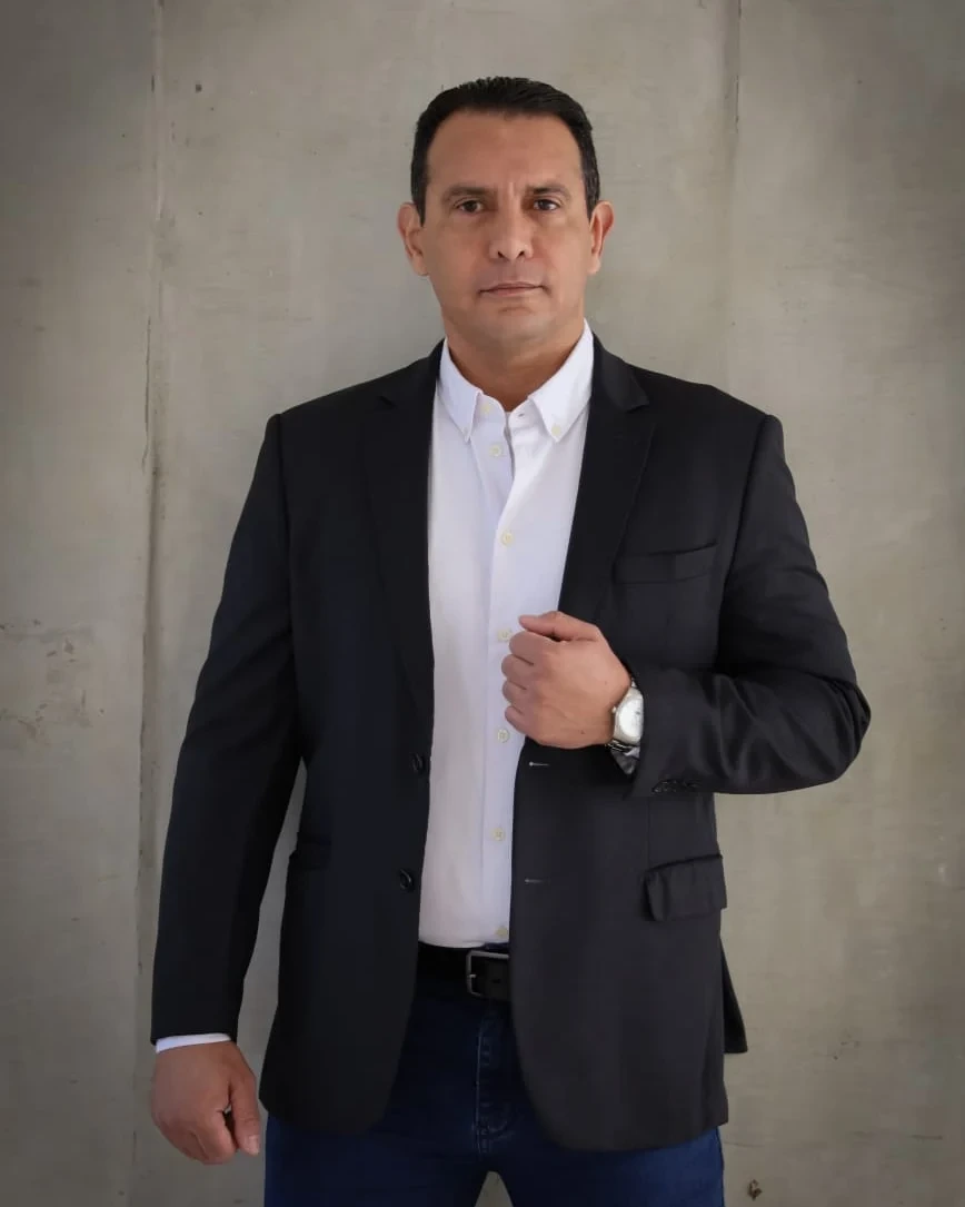 Sergio Eduardo ensinando defesa pessoal
